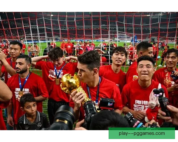 上海海港成功卫冕中超联赛冠军再创辉煌纪录